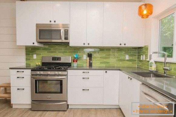 Cucina d'angolo di design in una casa privata - una foto in bianco e verde