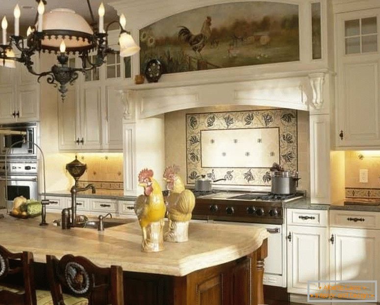 Bella cucina in stile rustico con elementi di pittura sulle facciate