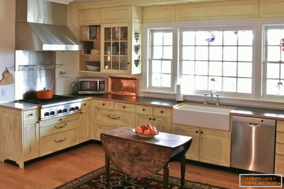 Grande cucina ad angolo in colori chiari in una casa rustica