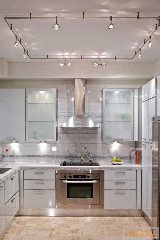 illuminazione по периметру потолка кухни