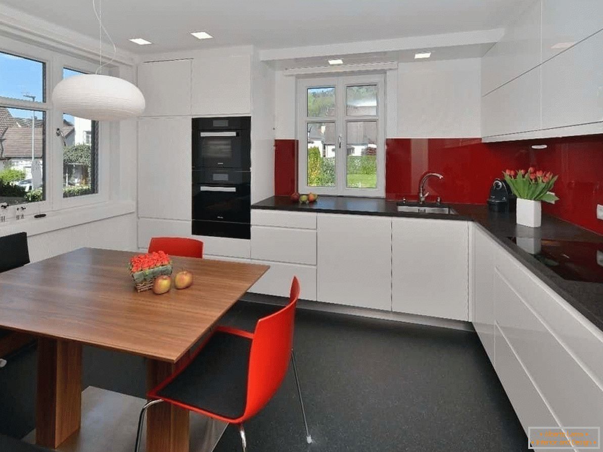 Il soffitto bianco opaco espanderà lo spazio delle cucine in stile high-tech