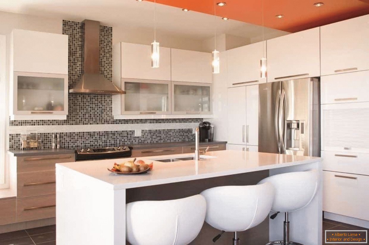 La combinazione di colori sul soffitto all'interno della cucina nello stile high-tech