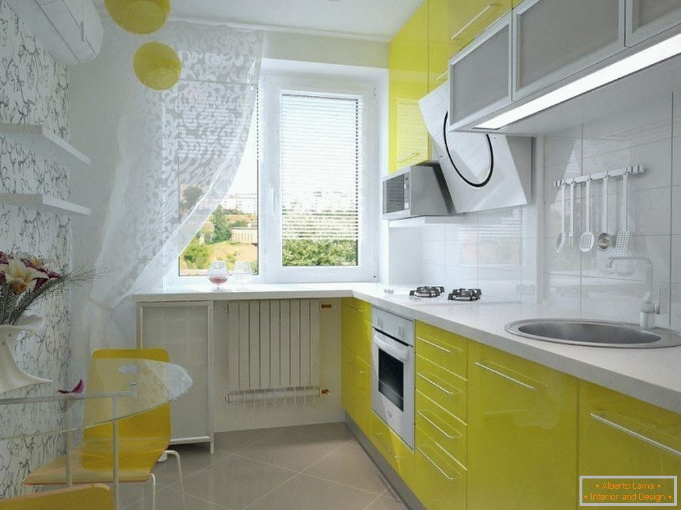 Interno della cucina in colore bianco e giallo