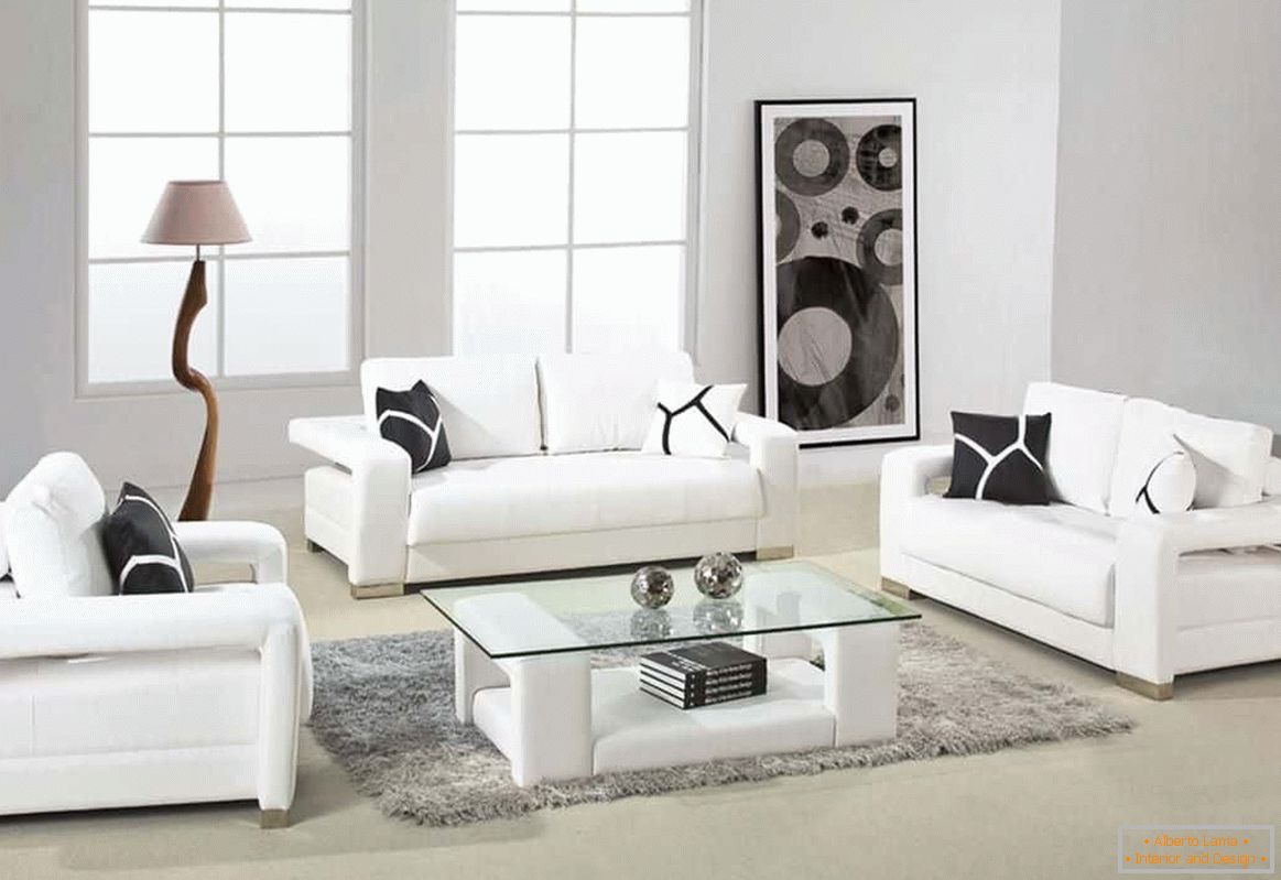 Luminoso soggiorno quadrato con mobili bianchi