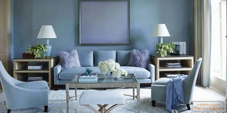 Elegante soggiorno quadrato nei toni del blu