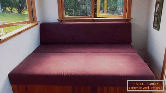 Progettazione di una piccola casa privata: divano с передвижными ящиками для хранения