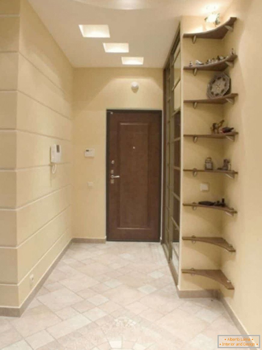Un piccolo corridoio nell'appartamento con un armadio