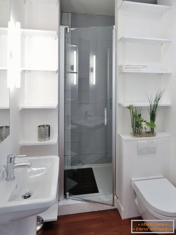 Interno di un bagno combinato con un layout insolitamente confortevole