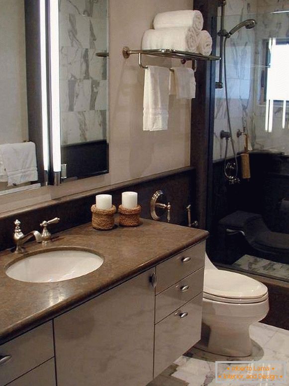 Design elegante di un bagno combinato in stile classico