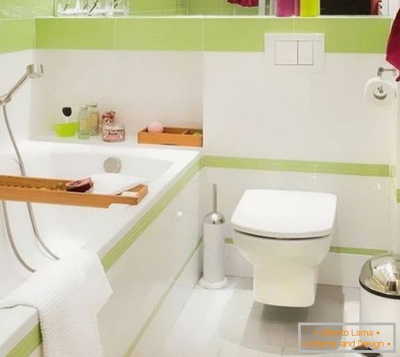 Piccolo bagno combinato con piastrelle bianco-verde