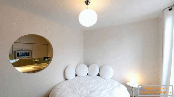 Il vuoto nella parete di forma ovale rende un piccolo appartamento uno studio di lusso.