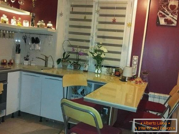 Cucina con un bar nel design di un piccolo appartamento a Krusciov