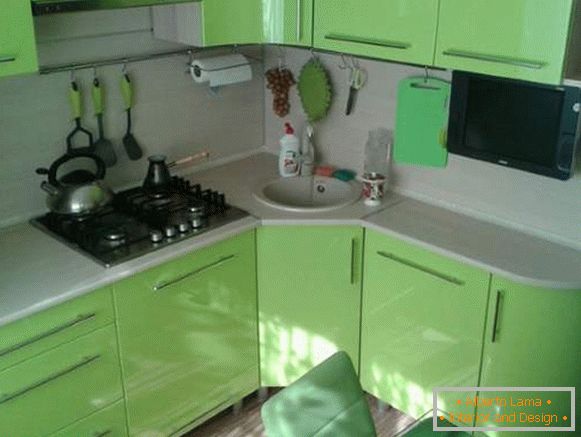 Interno della cucina verde nella progettazione di un piccolo appartamento di 30 mq