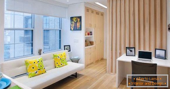 Il design di piccole stanze in un appartamento è diviso in 2 zone