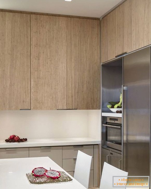 Bello interiore di una piccola cucina - foto con un frigorifero