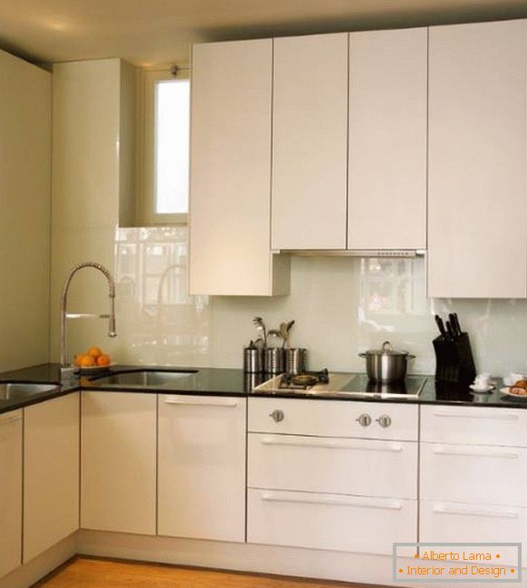 Design moderno di una piccola cucina di colore bianco