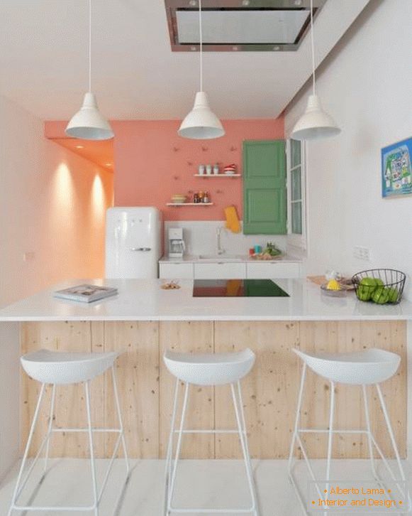 Interno di una piccola cucina in combinazione con un appartamento soggiorno