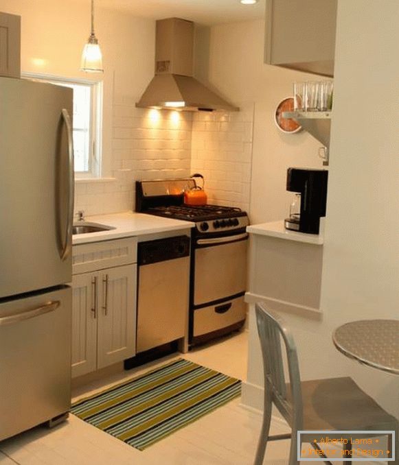 Design moderno di una piccola cucina con un frigorifero nella foto