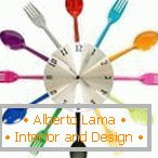 Orologio con cucchiai e forchette colorati
