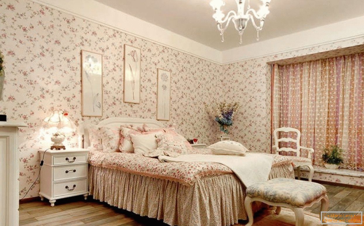Camera da letto in stile provenzale con carta da parati