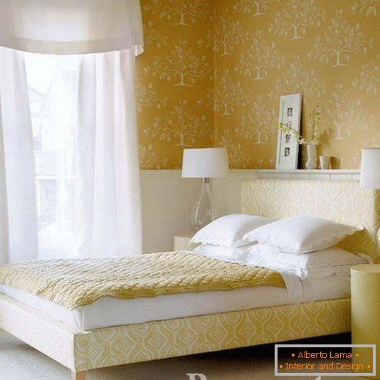 Camera da letto con carta da parati gialla