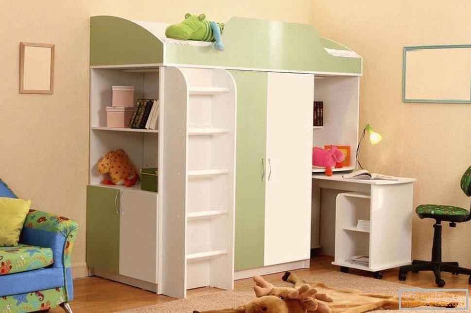 Una stanza con un armadio-letto per bambini