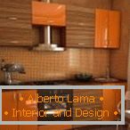 Mobili in legno color arancio in cucina