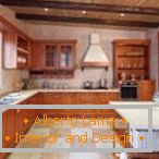 Un'enorme cucina con mobili in legno