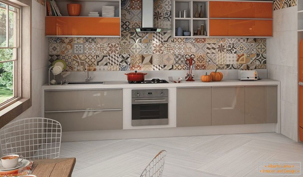 Mobili grigio-arancio in un interno luminoso della cucina