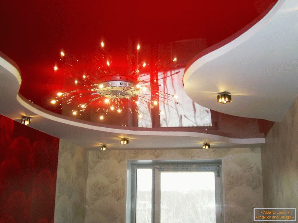 Colore rosso nel design del soffitto