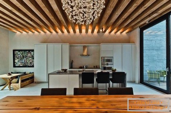 Travi in ​​legno sul soffitto nel soggiorno e cucina