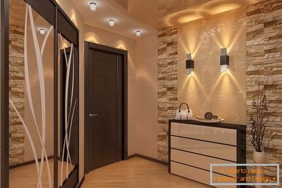 Design chic di un piccolo corridoio in una casa privata nello stile di lusso