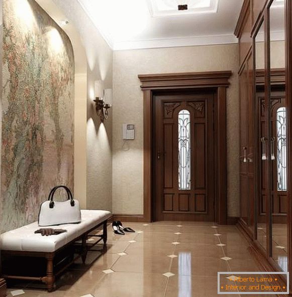 Bellissimo design del corridoio in una casa privata in stile classico
