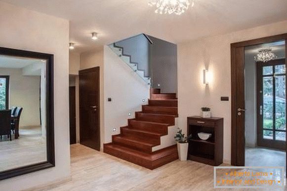 Design del corridoio in una casa privata con grandi specchi e scale