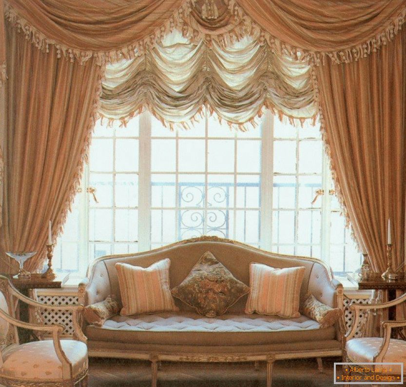 Interni con tende eleganti e un divano