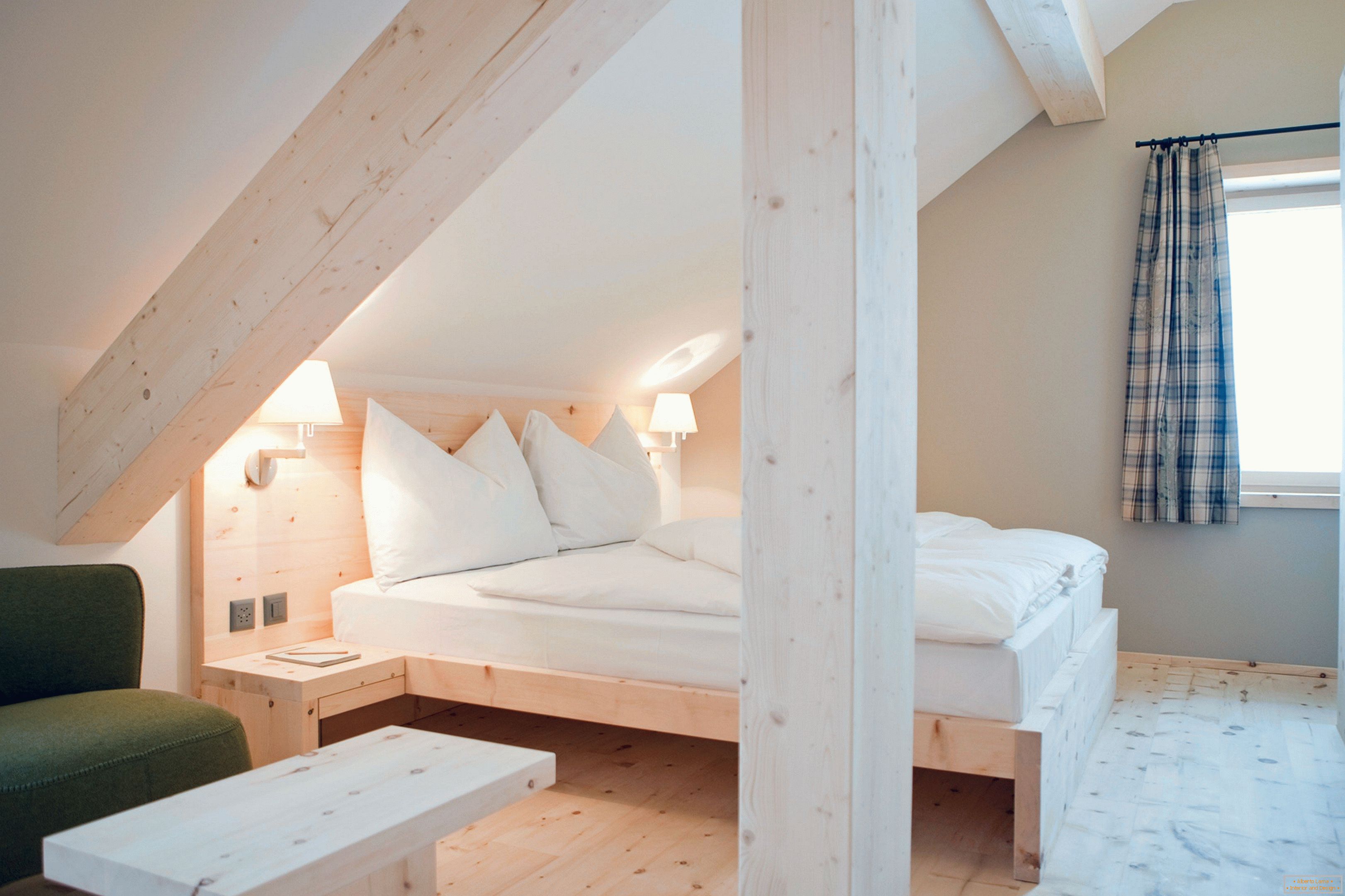 Camera da letto ecologica con finiture in legno