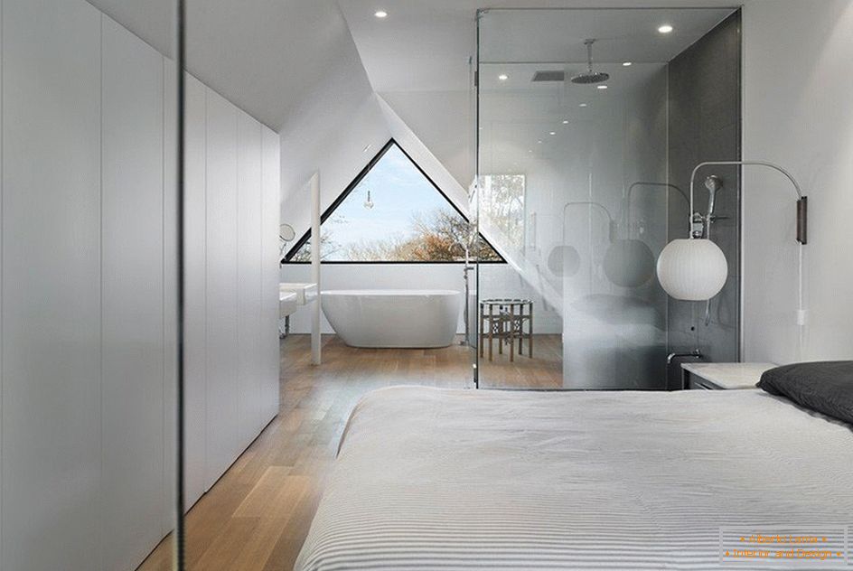 Bagno e bagno con doccia dietro il vetro in soffitta
