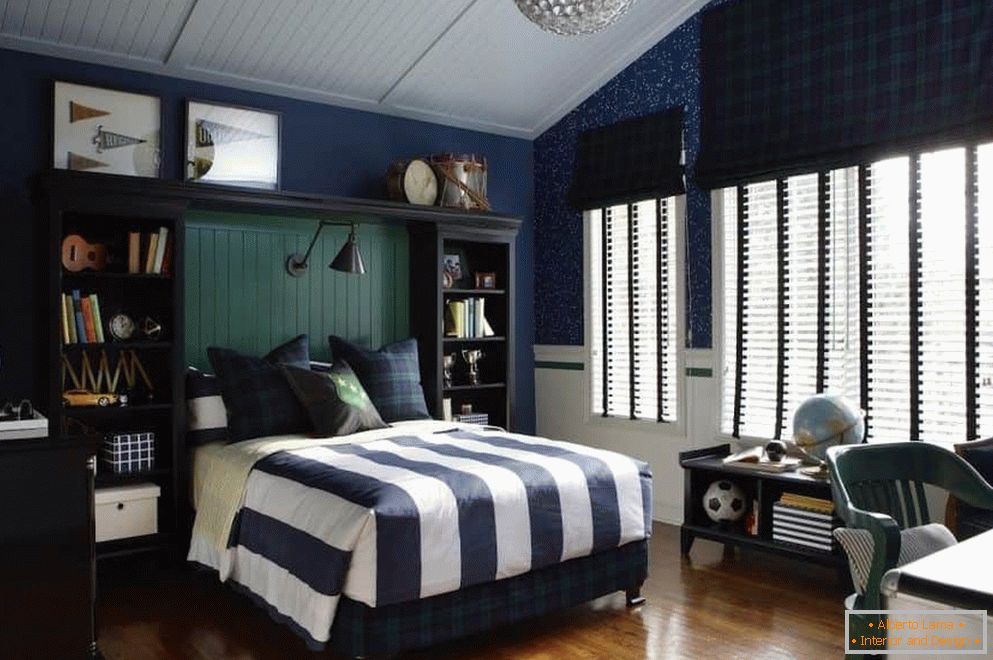 Grande camera da letto per un ragazzo nei toni del blu