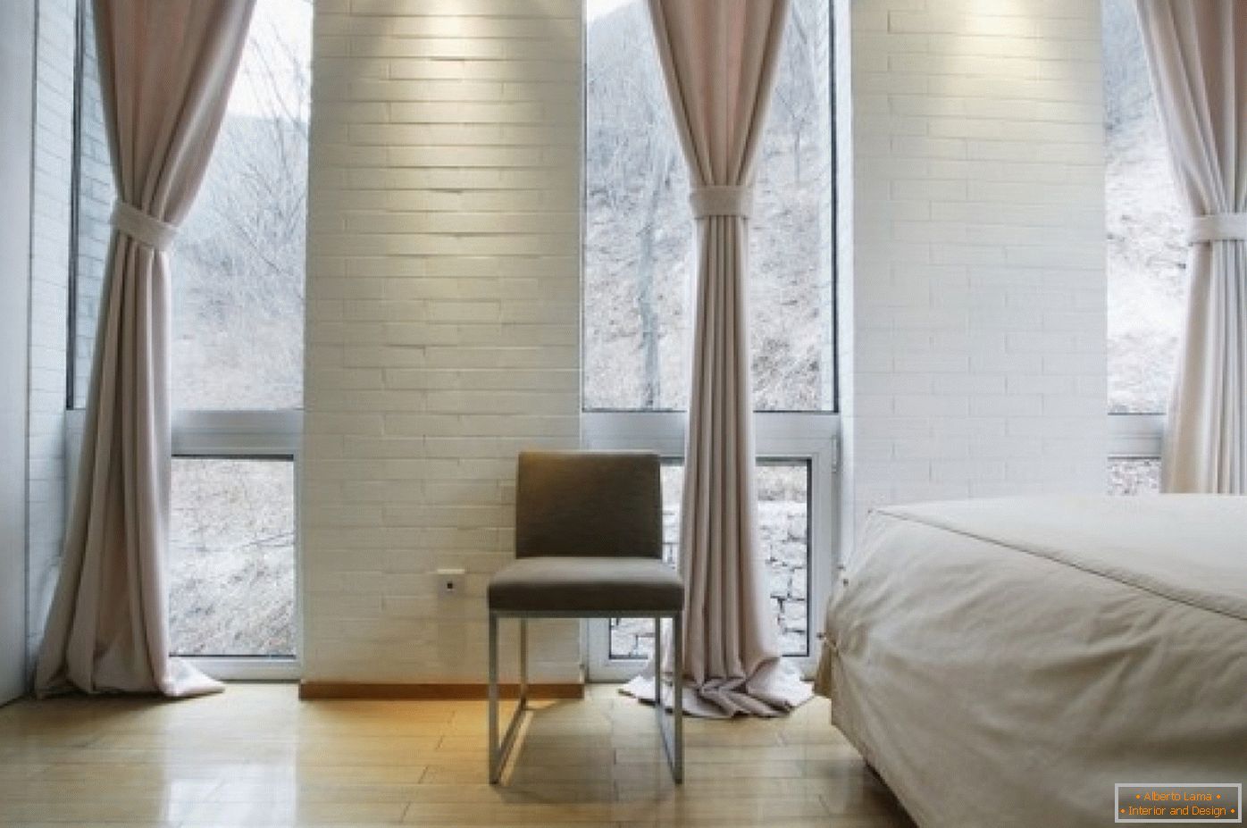 Design della camera da letto nei colori bianchi