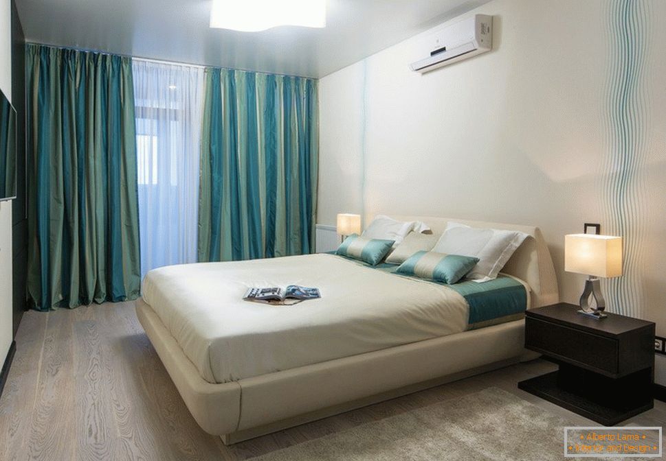 Design della camera da letto in tonalità turchese-sabbia