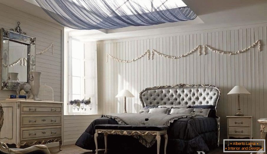 Il bianco con il nero sembra buono nel design della camera da letto in stile classico