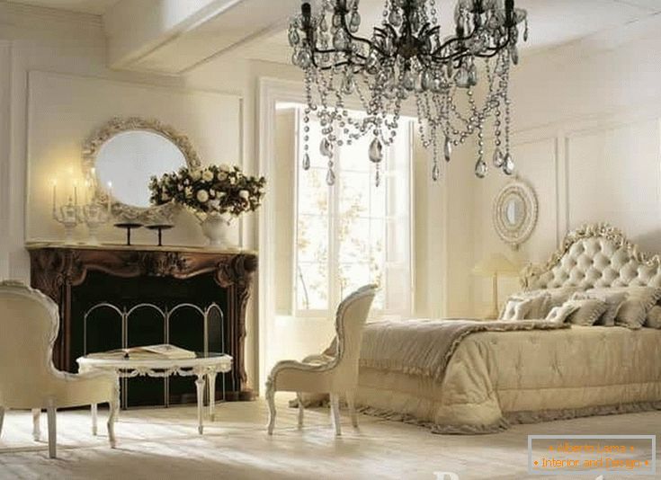 Camera da letto bianca e beige in stile classico con camino