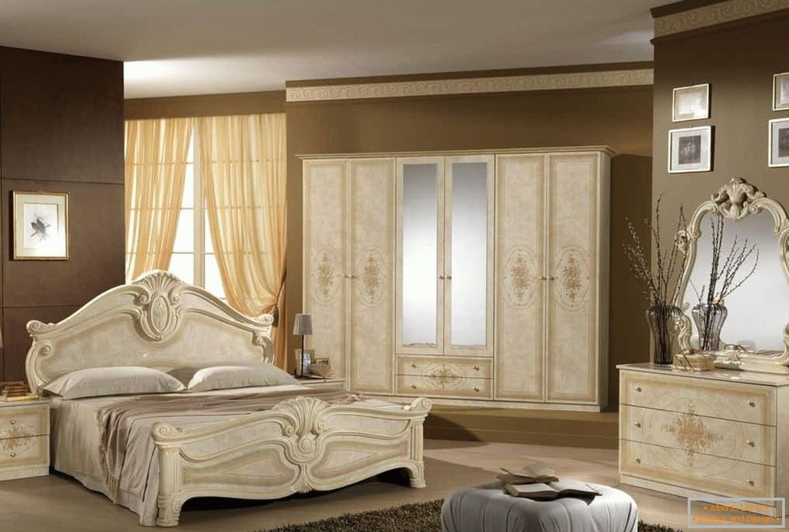 Design classico della camera da letto - mobili beige e pareti marroni