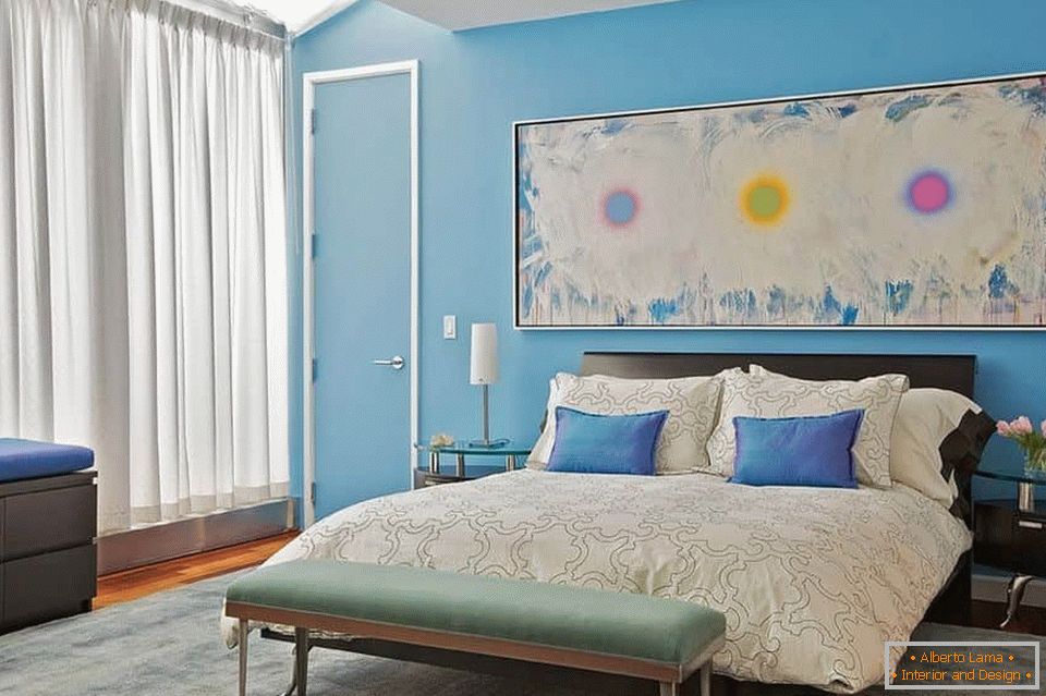 Camera da letto luminosa с голубыми стенами