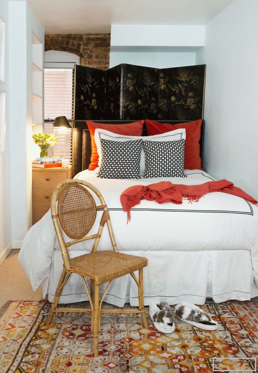 L'uso di stile orientale per il design di una piccola camera da letto
