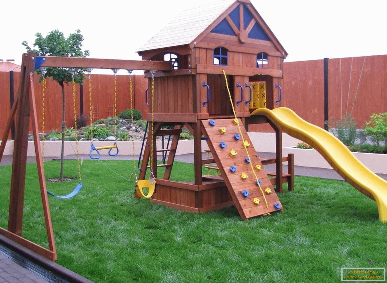Parco giochi per bambini sul terreno di 12 ettari