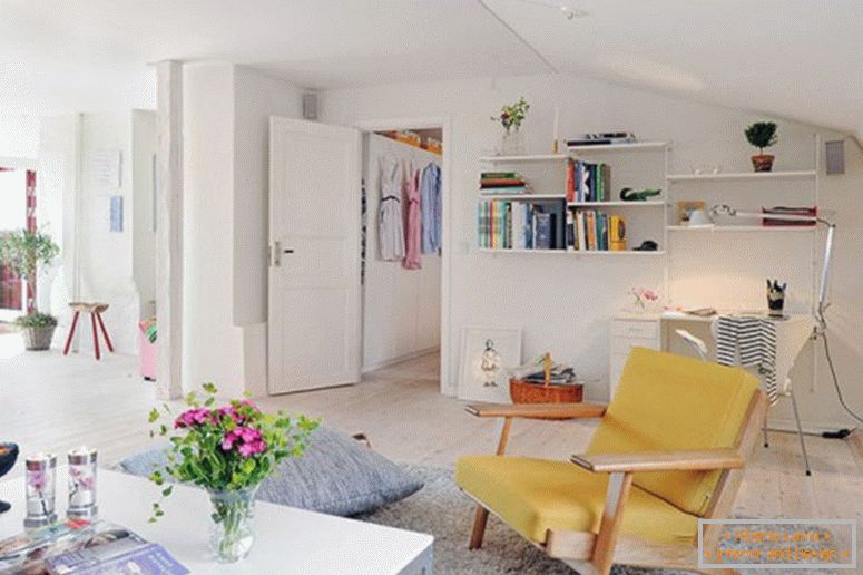 piccole-appartamenti formidabile-interior-design-in-moderno-schema-con-smart-decorazioni bianco-Nuance-e-librerie-on-white-pareti-spazio-anche-fiore-on-vaso-e-caffè- tavolo