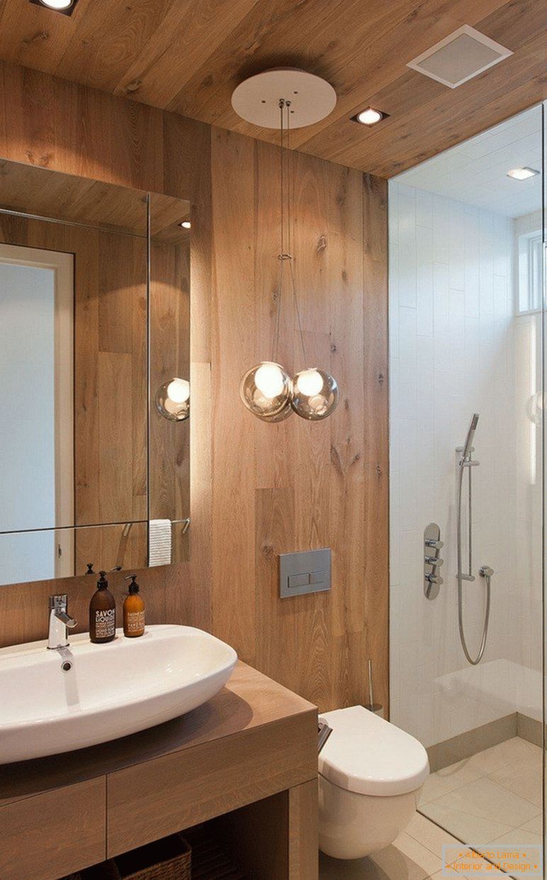 La combinazione di legno e piastrelle nell'interno del bagno