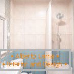 Design del bagno con piastrelle di due colori