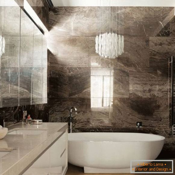 Design del bagno con piastrelle di marmo